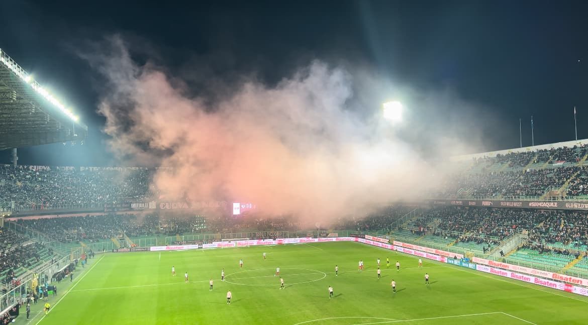 Fumogeni sugli spalti durante la partita