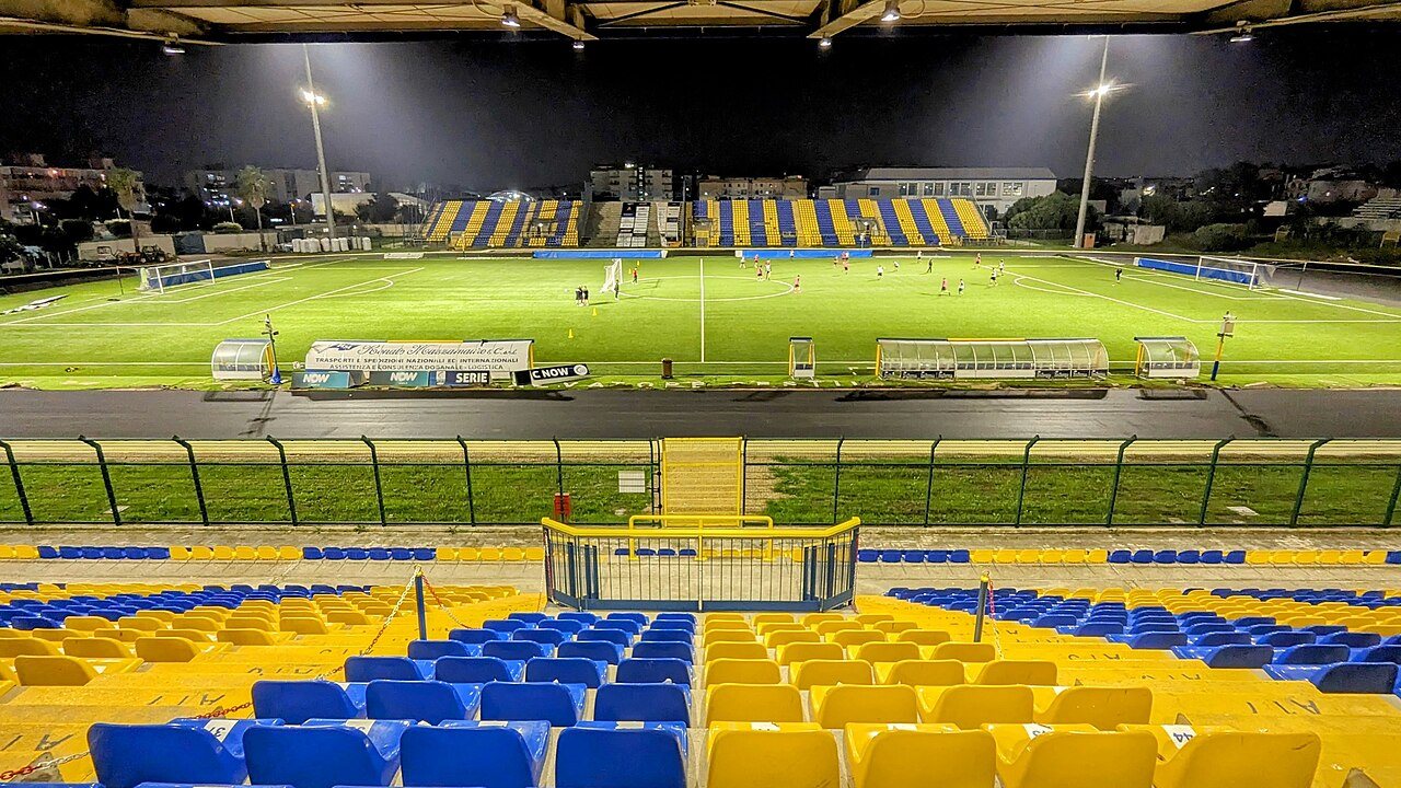 Stadio Alberto De Cristofaro di Giugliano-Vista notturna dalla tribuna centrale