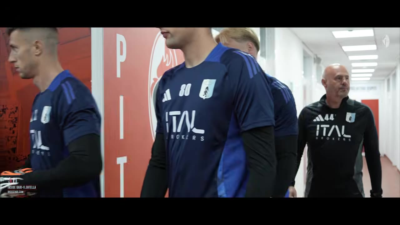 Squadra nel tunnel verso il campo