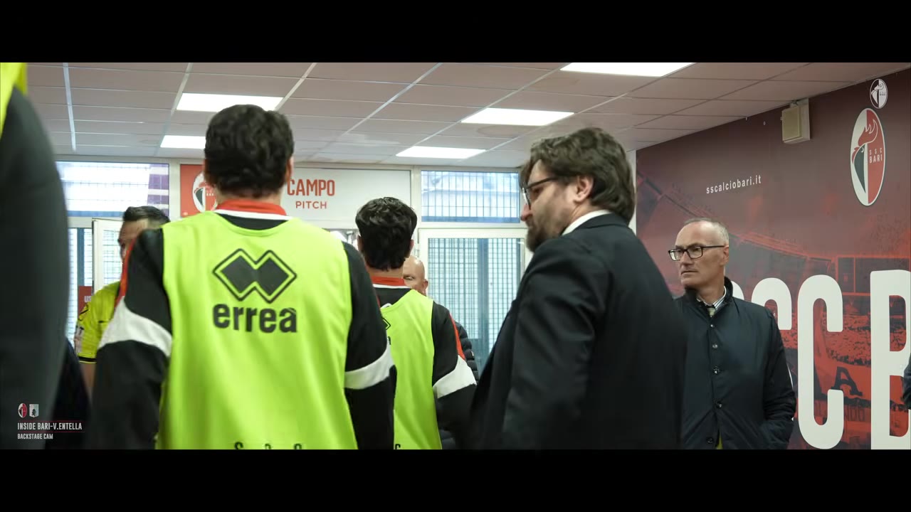 Squadra in fila verso il tunnel prima della partita
