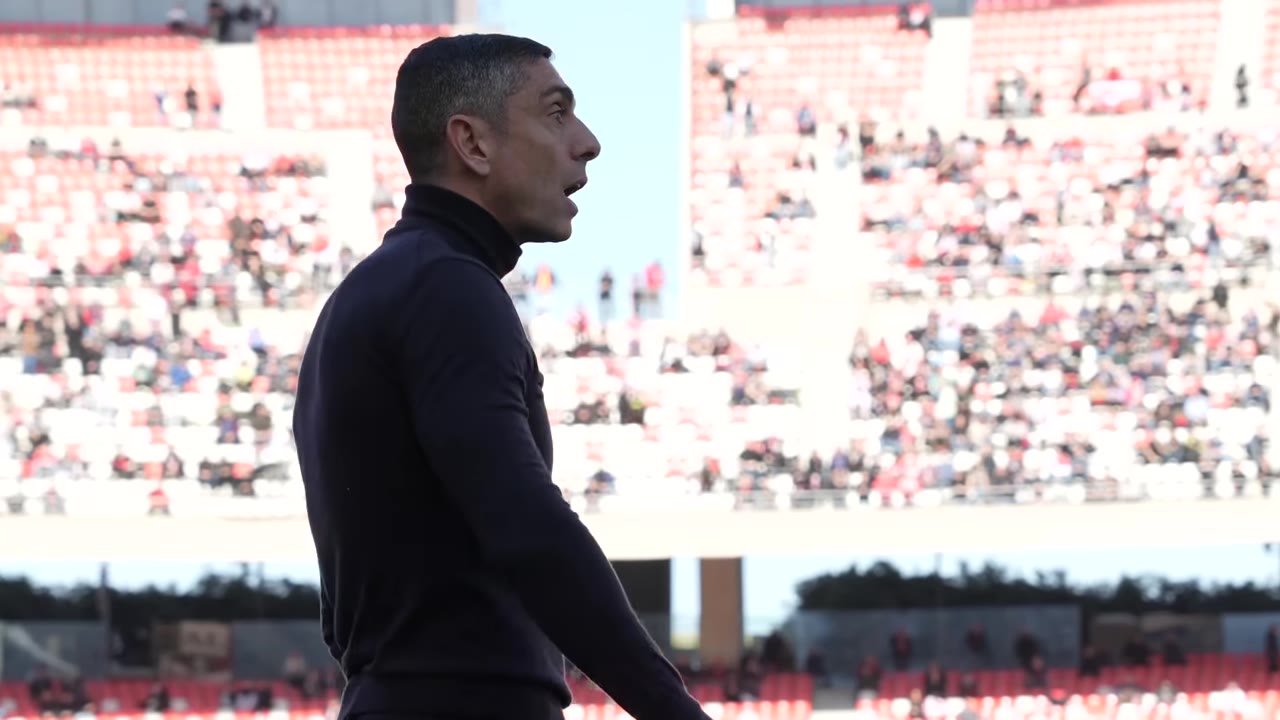 Primo piano allenatore in tribuna urla