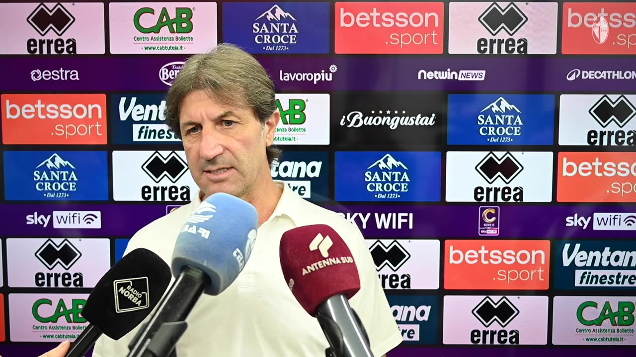 Allenatore parla ai cronisti dopo il match