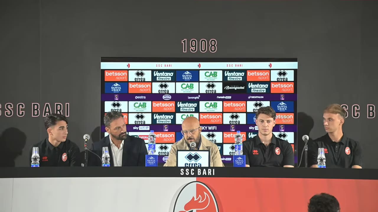 Tavolo di conferenza stampa con giocatori e staff