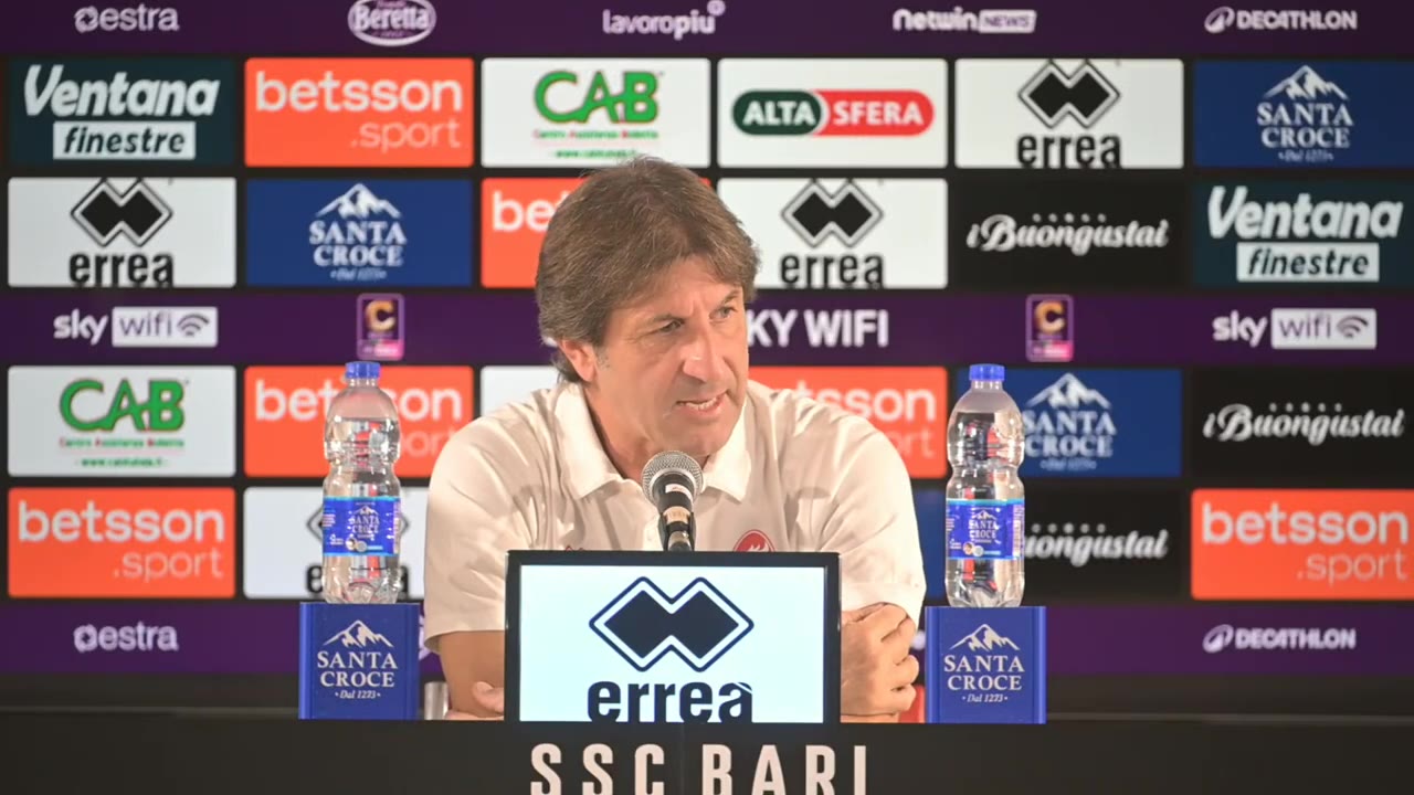 Allenatore che parla gesticolando leggermente