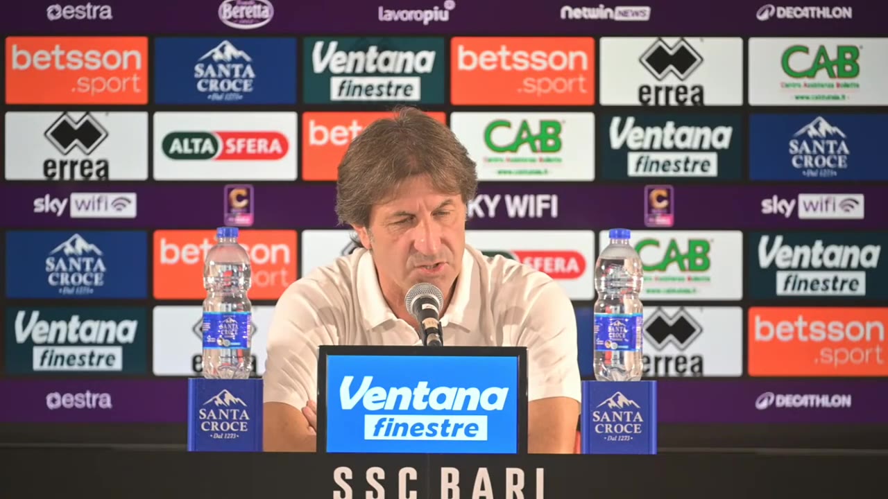 Primo piano allenatore a bocca aperta mentre parla