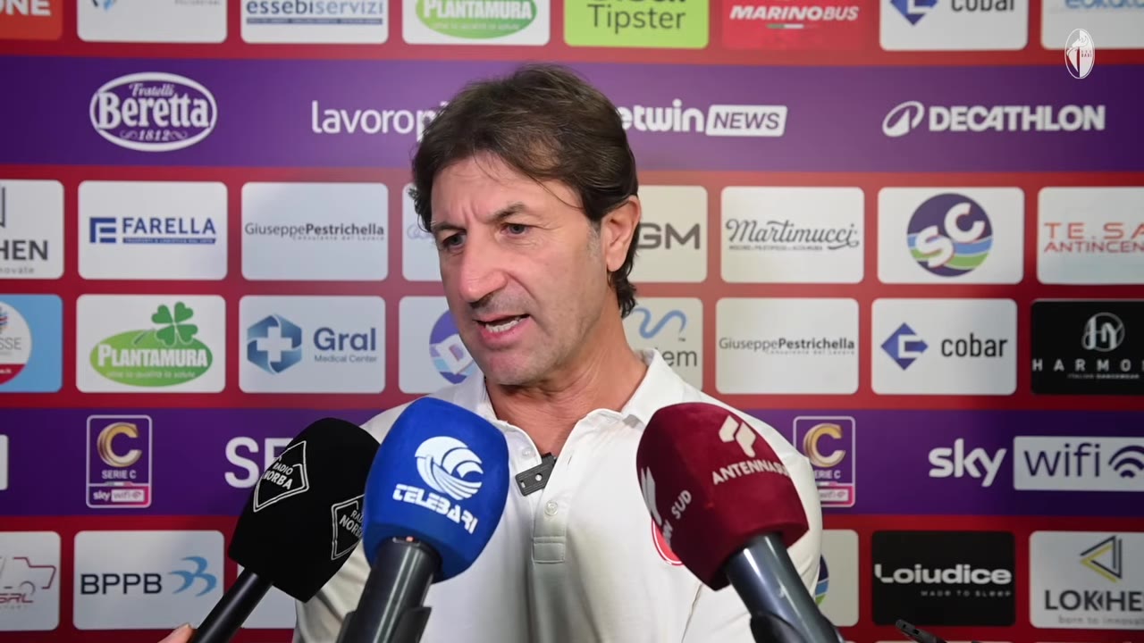 Allenatore inclina la testa mentre parla