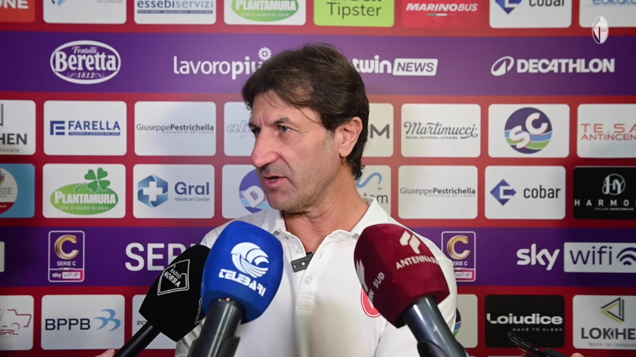 Allenatore di profilo mentre parla