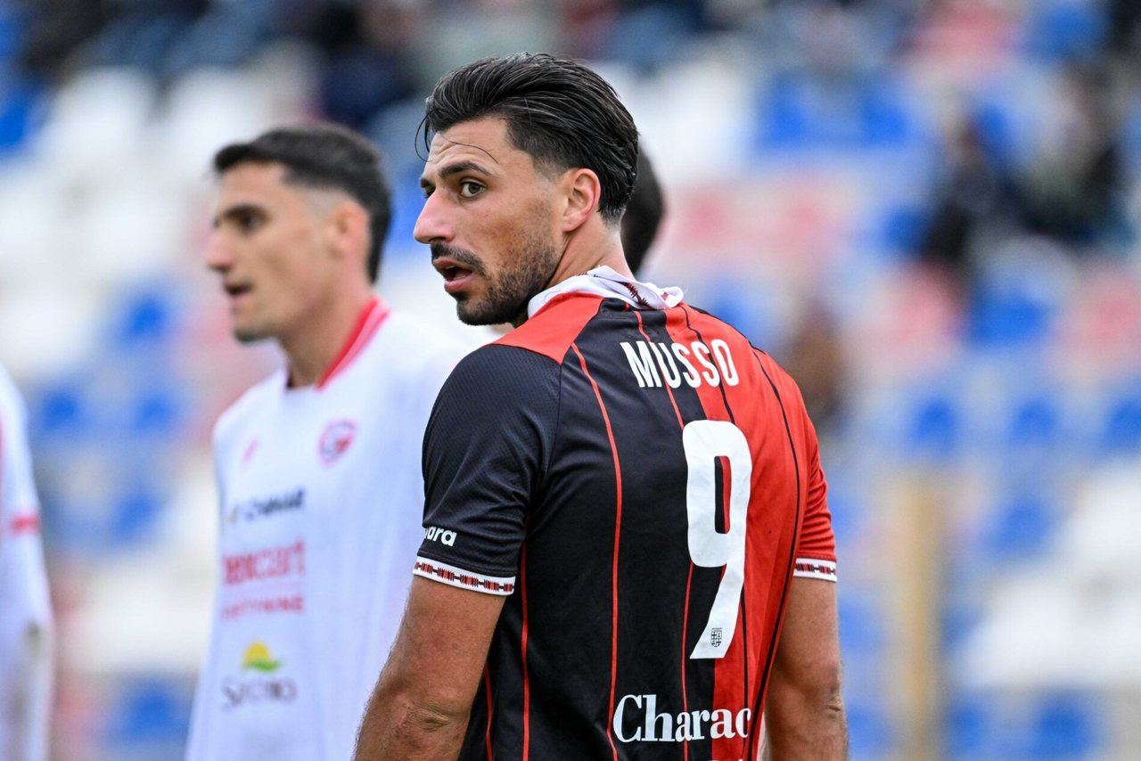 Musso con la maglia del Crotone