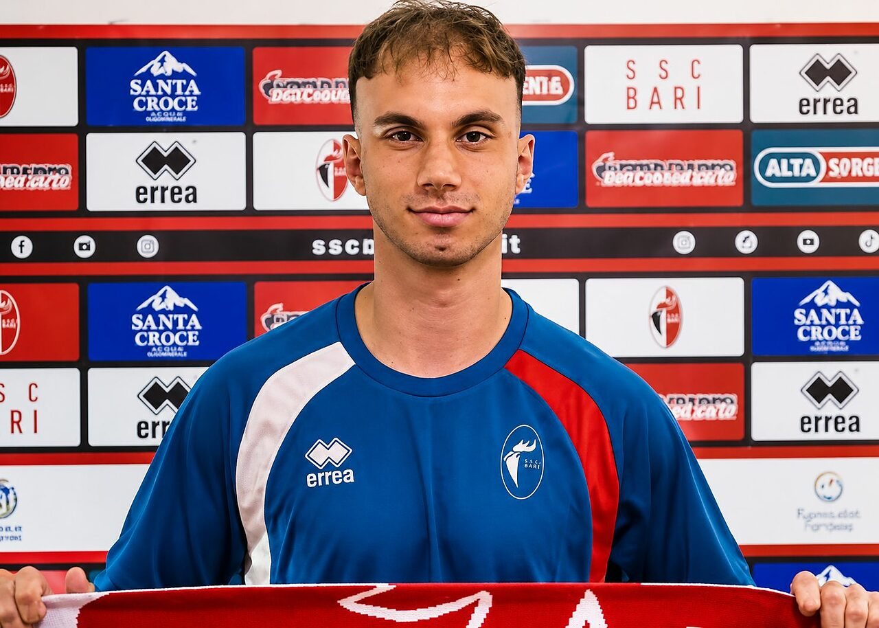 Elia con la maglia del SSC Bari