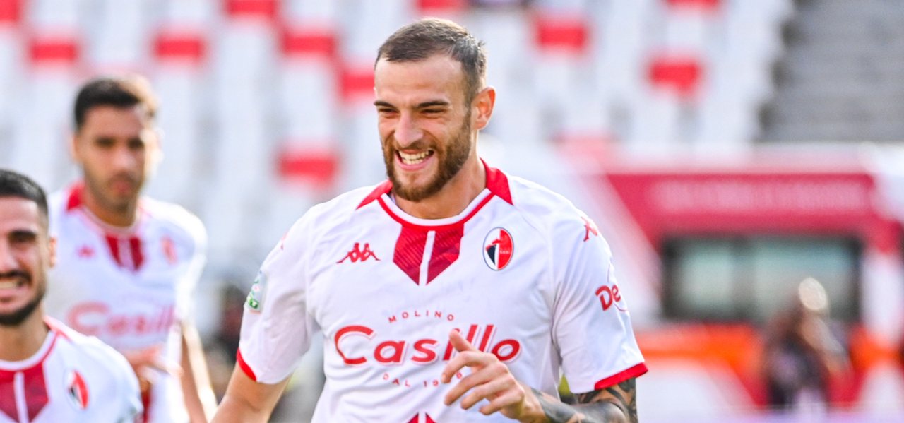 Vicari con la maglia del Bari