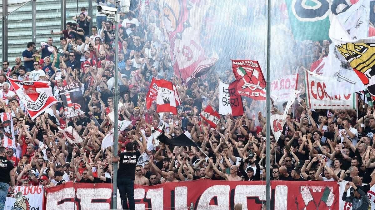 Esposito con la maglia del Bari