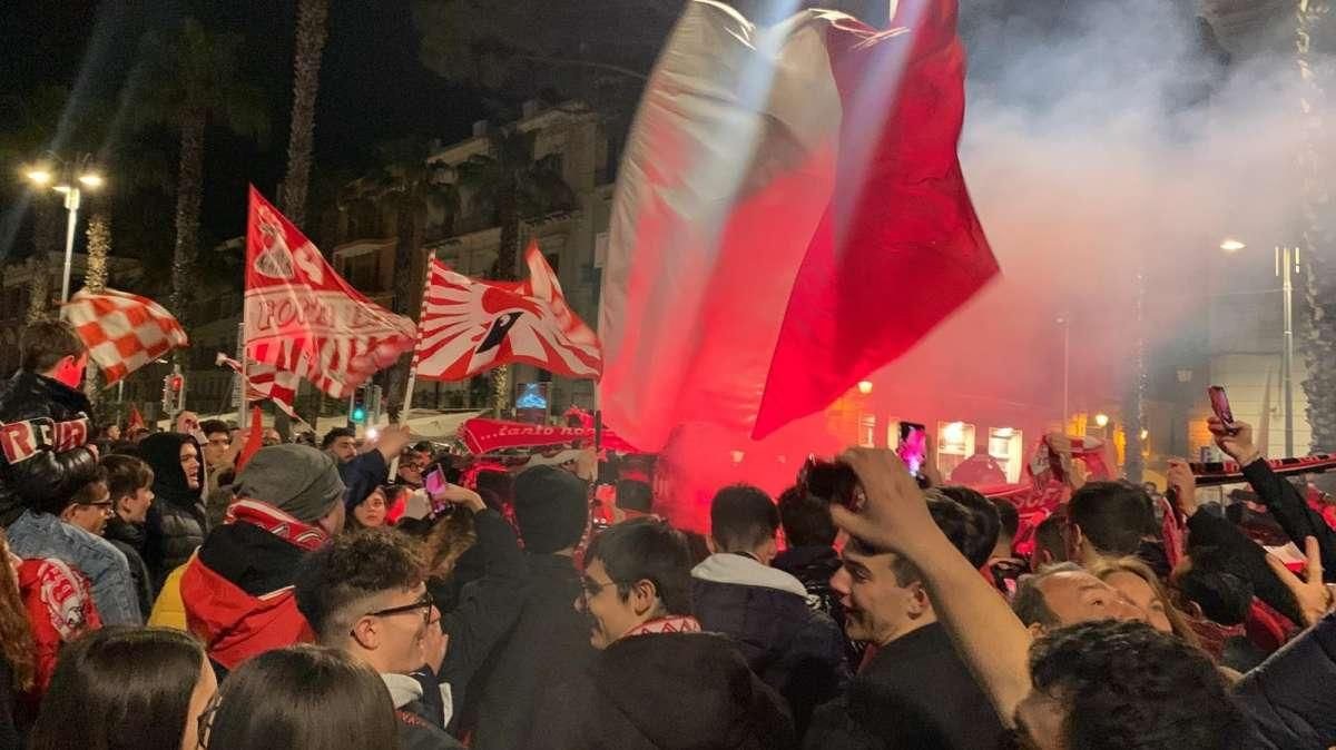 Cocetta con la maglia del Bari