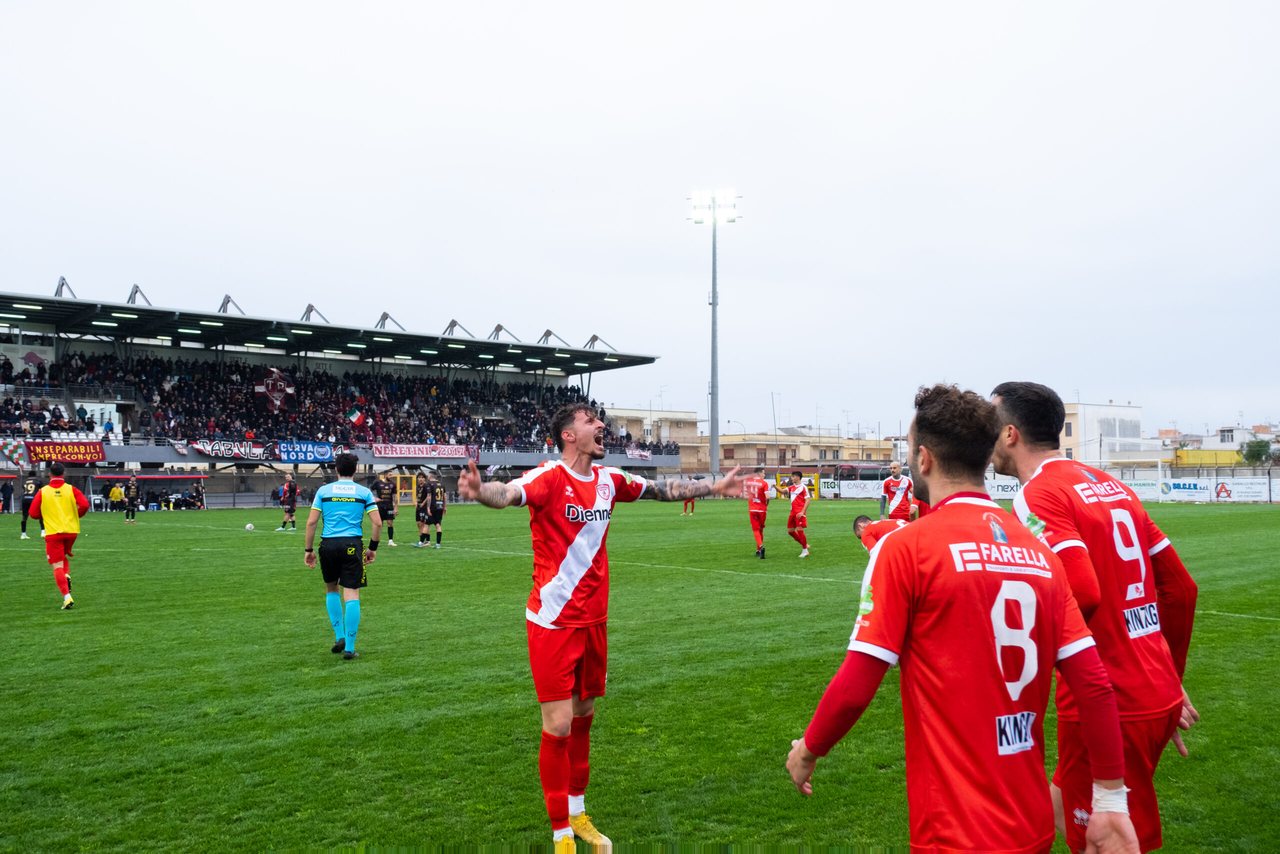 I giocatori dell’Altamura esultano in campo