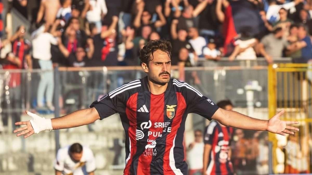 Butić con la maglia del Bari