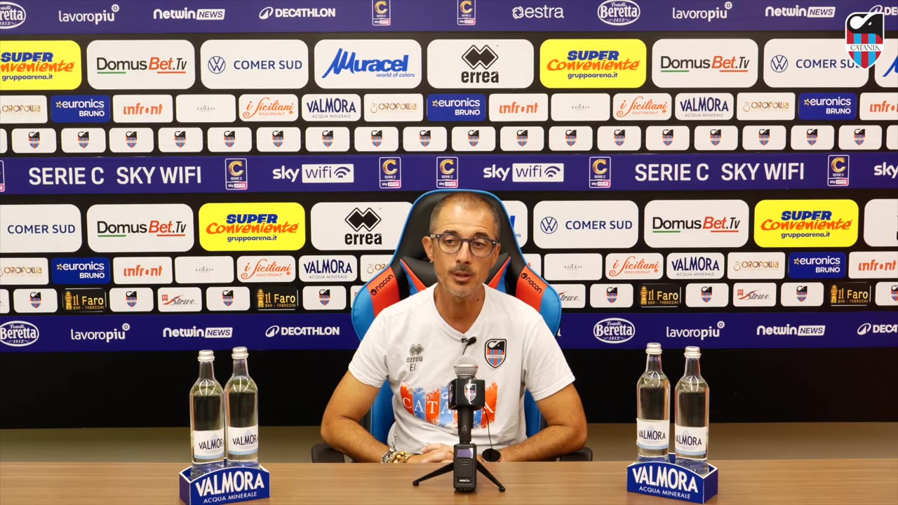 Allenatore parla in conferenza stampa