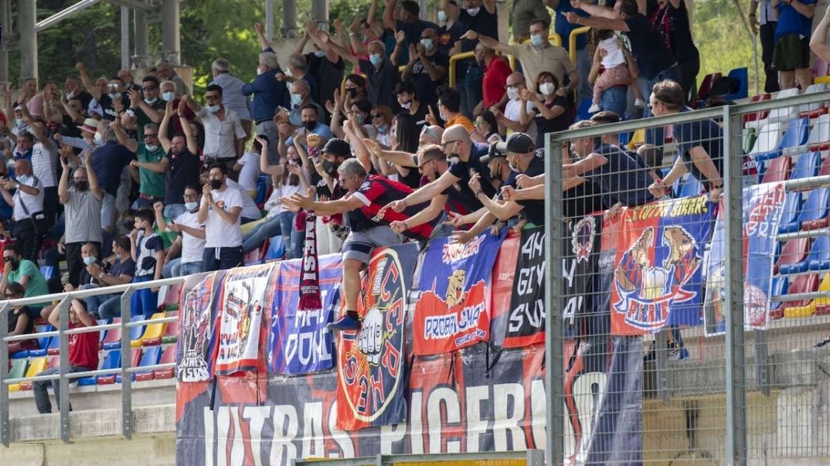 Allegretto con la maglia del Catania FC