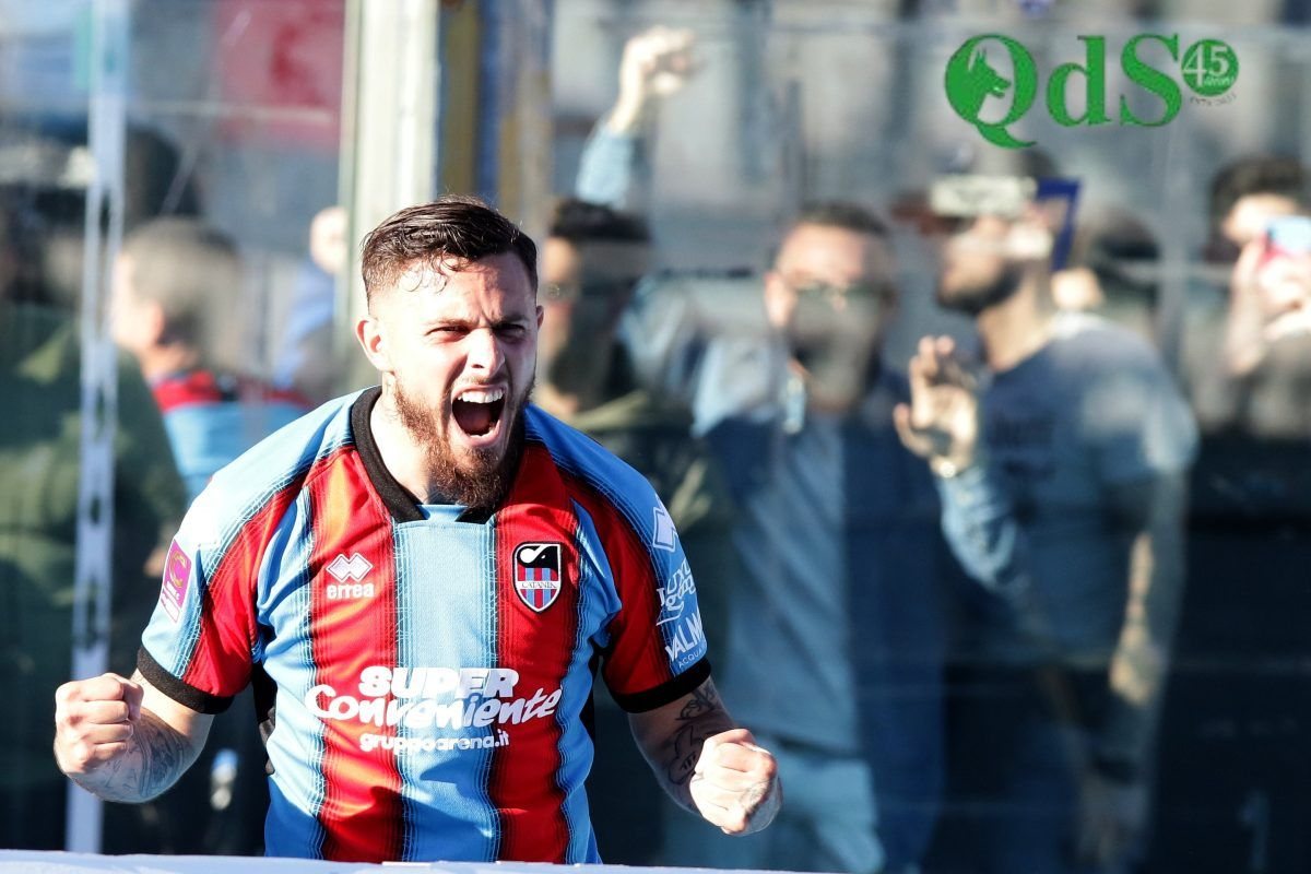 Longo con la maglia del Catania