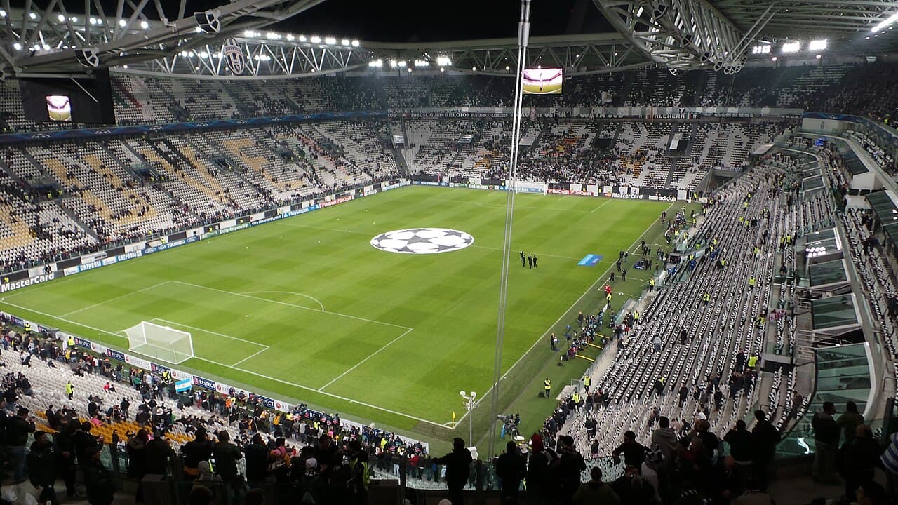 Lo stadio della Juventus a Torino in una serata europea, visto dalla curva