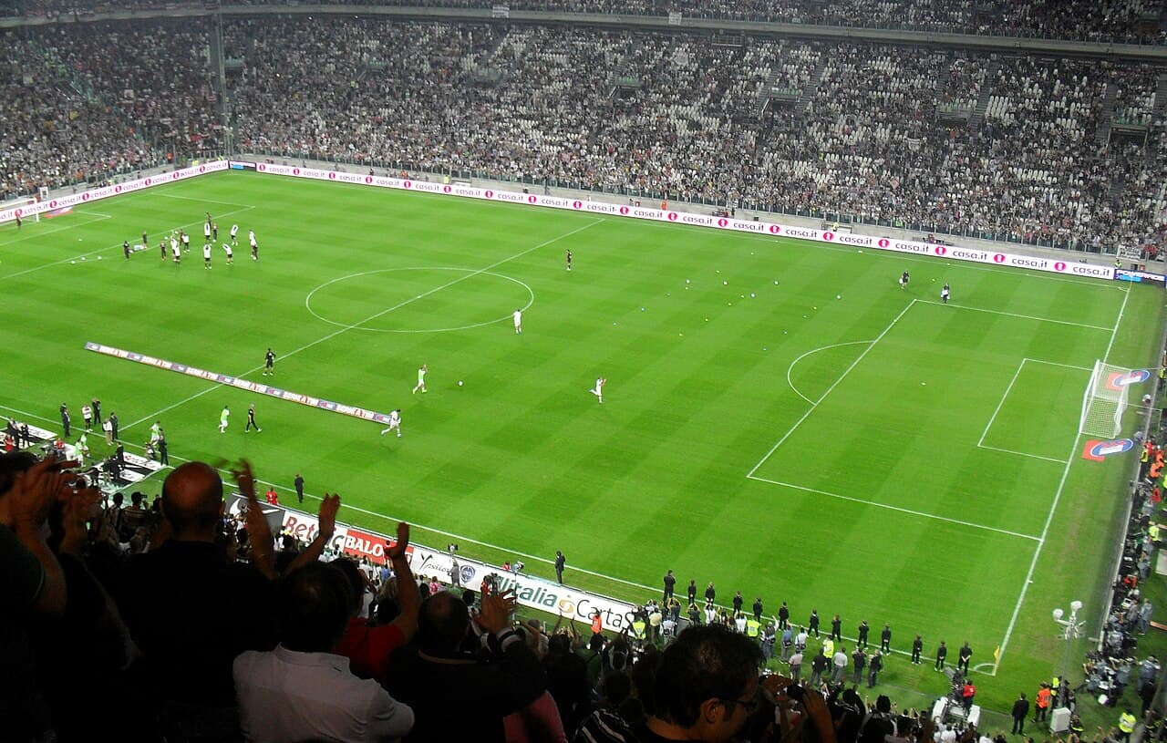 Lo stadio della Juventus pieno durante una partita