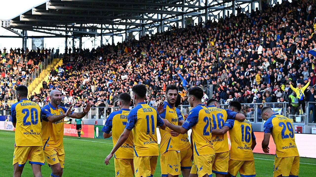 Frosinone Calcio Benito Stirpe vs Cagliari 27 11 Curva Nord Giocatori Dsc