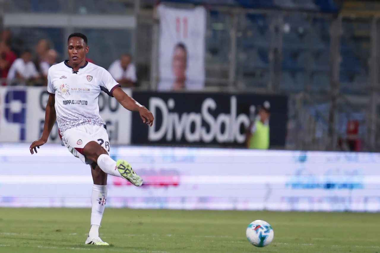 Mina con la maglia del Cagliari