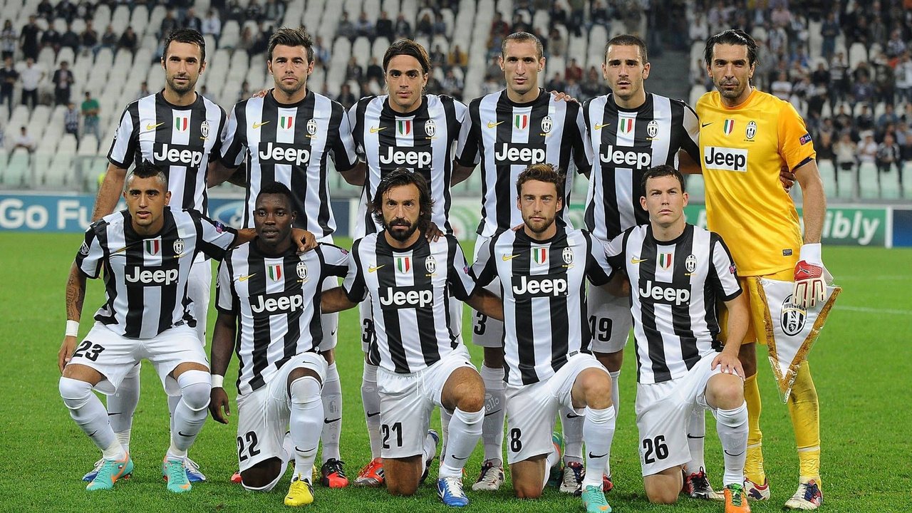 Squadra di calcio della Juventus in posa per una foto sul campo. — Le foto della Juve Sfon