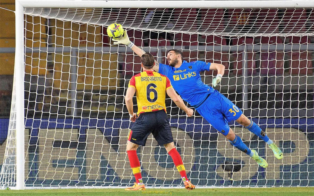 Falcone con la maglia del Lecce