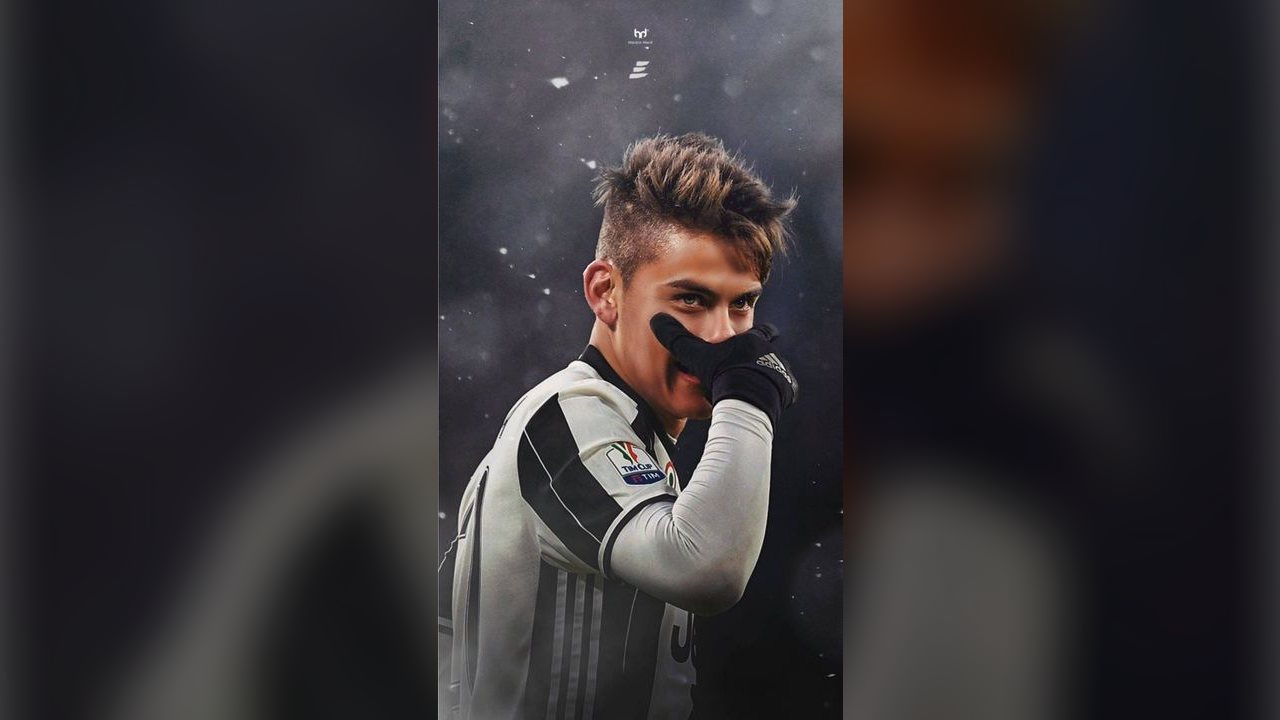 Calciatore con divisa della Juventus si copre la bocca con mano guantata nella neve. — Le 