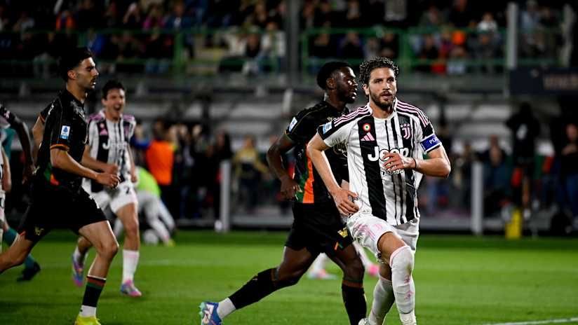 Locatelli con la maglia del Juventus