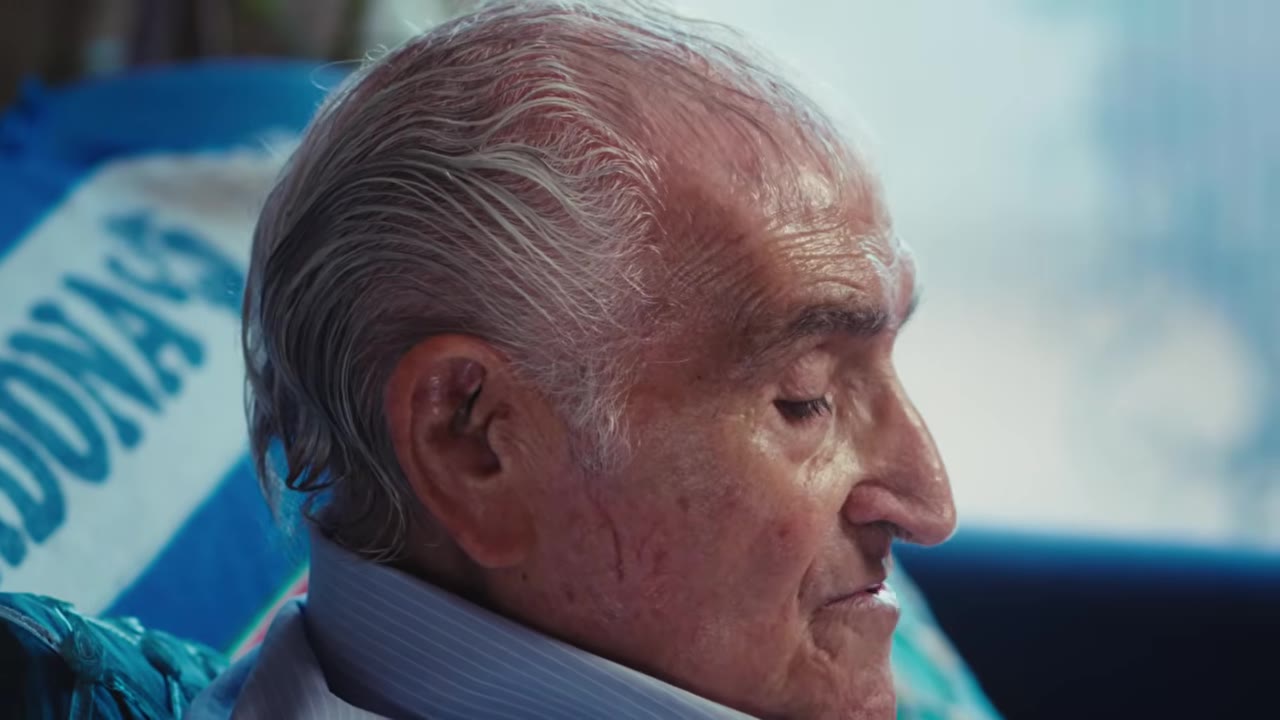 Primo piano di profilo di nonno Guido