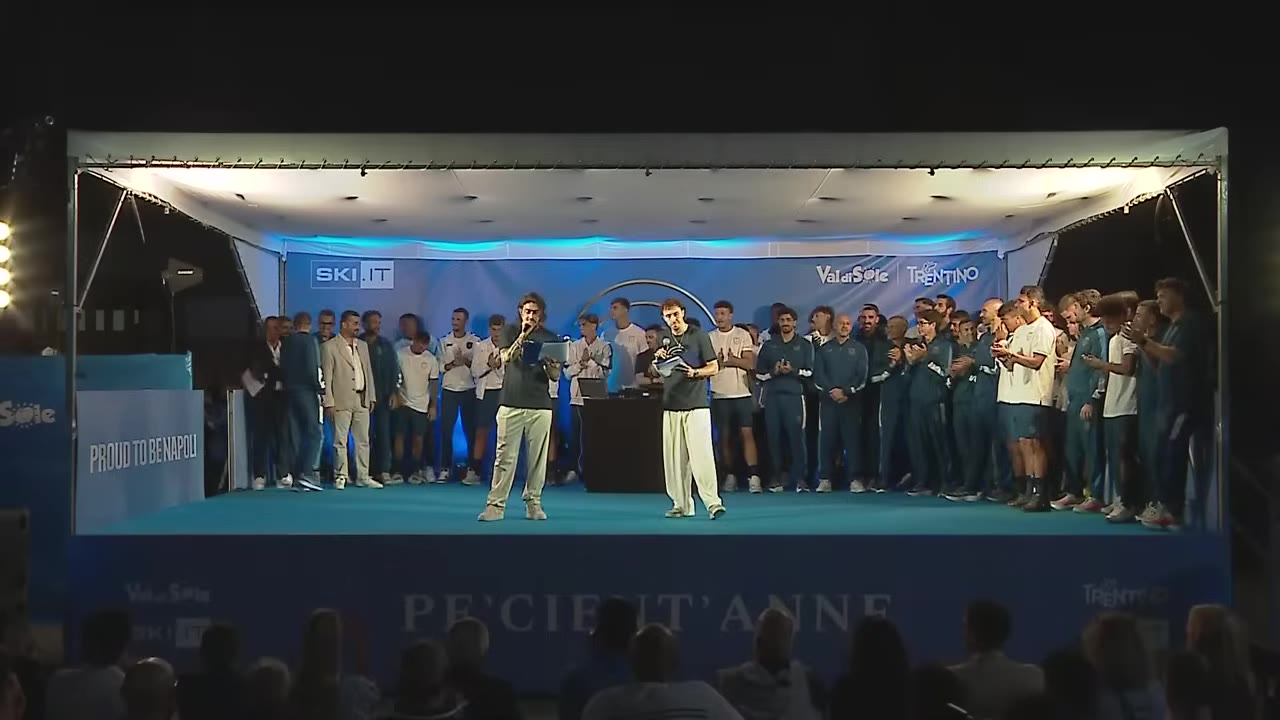 Due giocatori parlano al pubblico sul palco