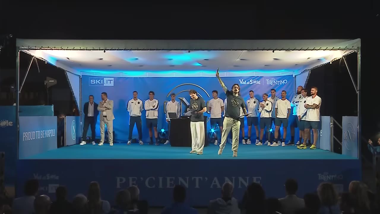 Squadra schierata sul palco a Dimaro