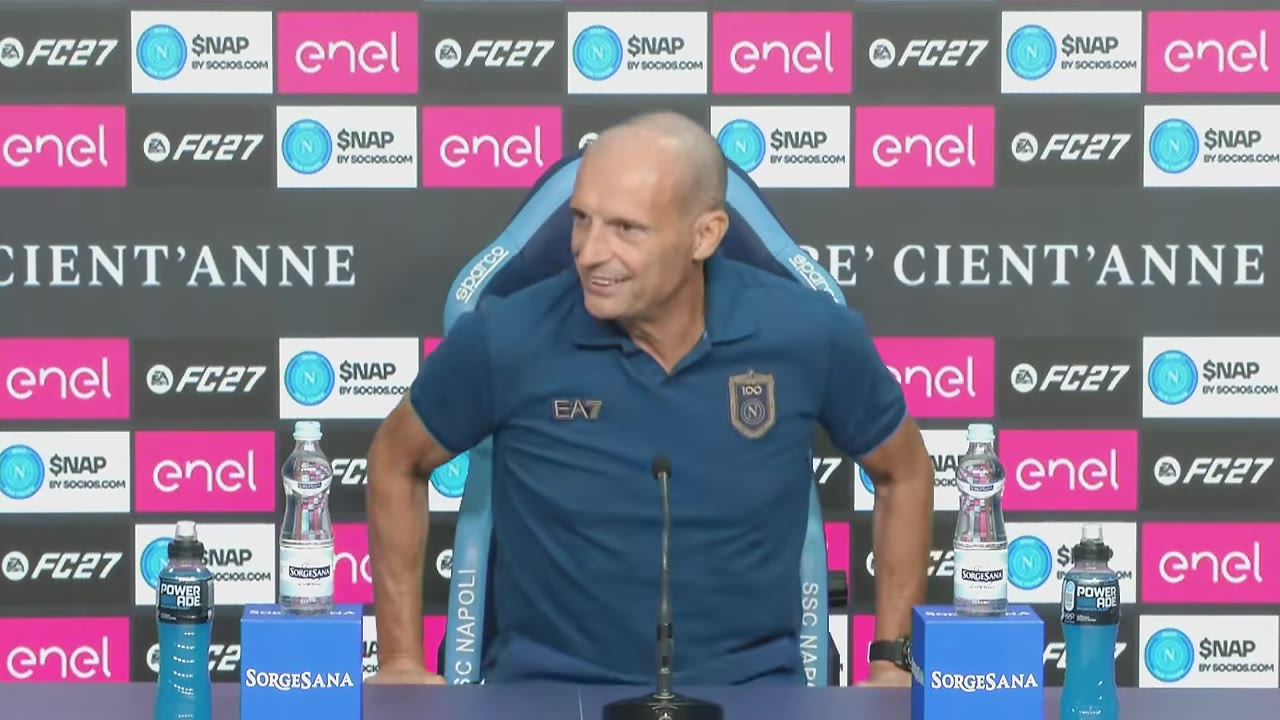 Allenatore sorridente in conferenza stampa