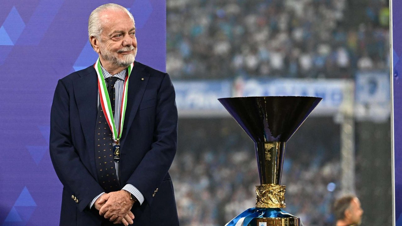De Laurentiis con la maglia del Napoli