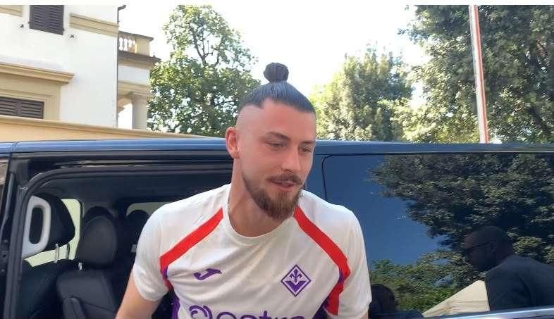 Dragusin con la maglia del Fiorentina