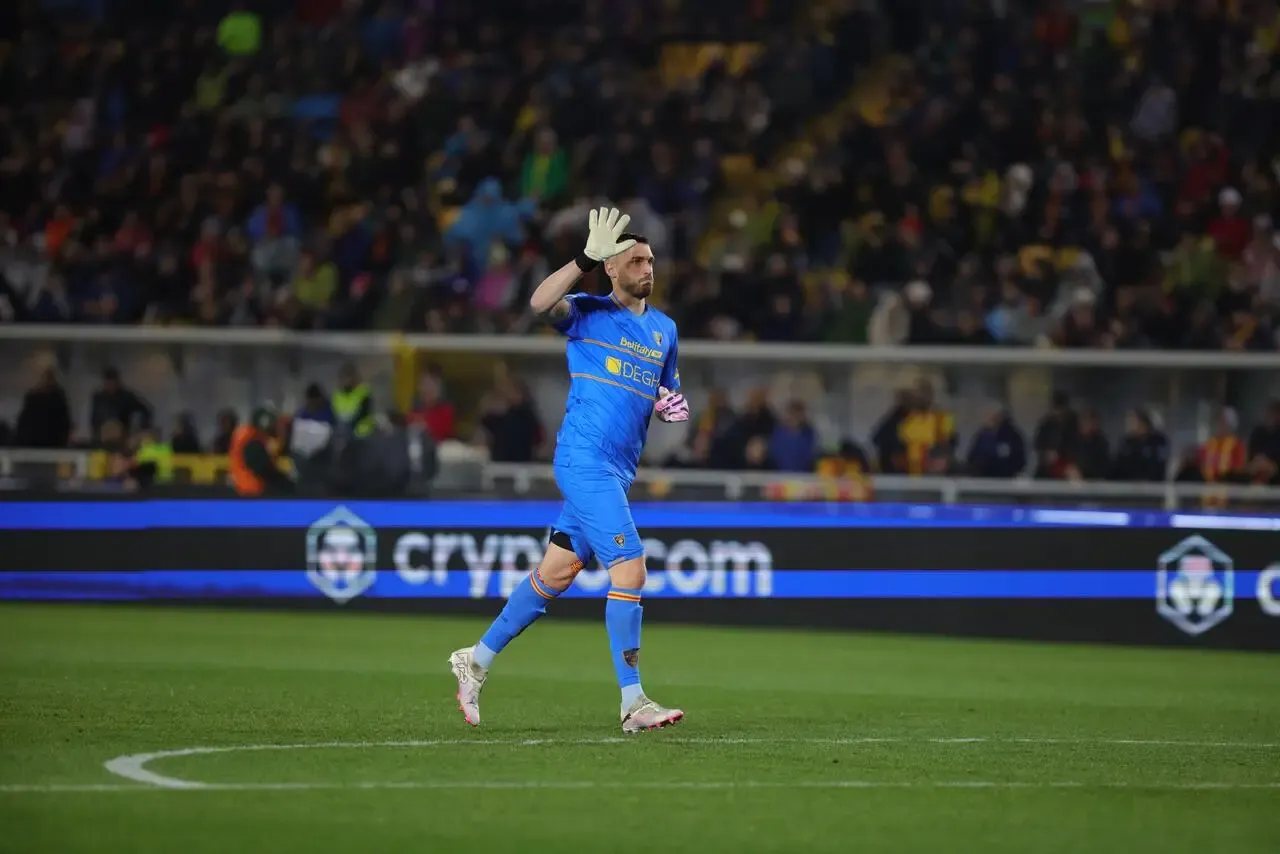 Falcone con la maglia del Lecce
