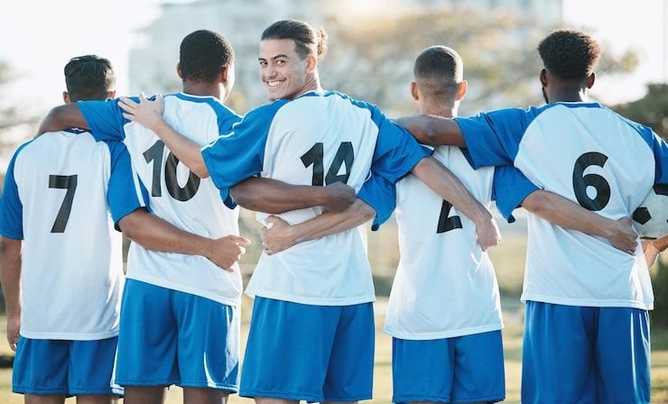 Foto lavoro di squadra sportivo e ritratto di uomini sul campo di calcio per sfida di alle