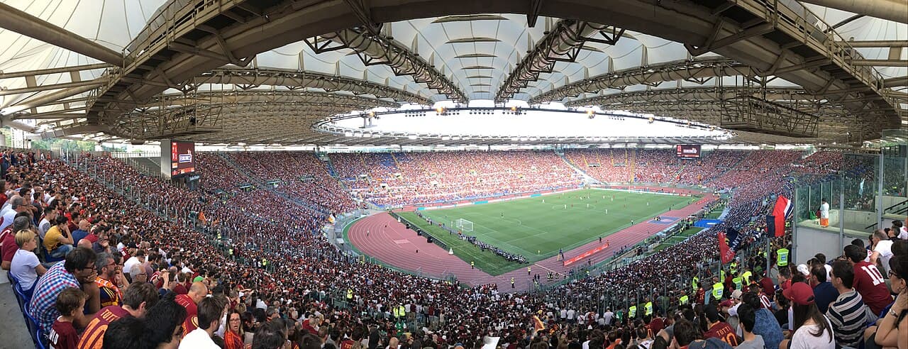 Lo Stadio Olimpico di Roma gremito, visto dai distinti