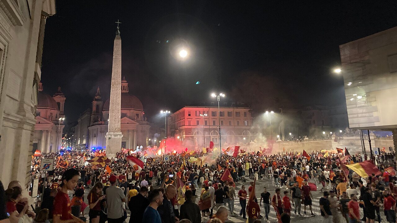 Festeggiamenti di tifosi romanisti Piazza del Popolo
