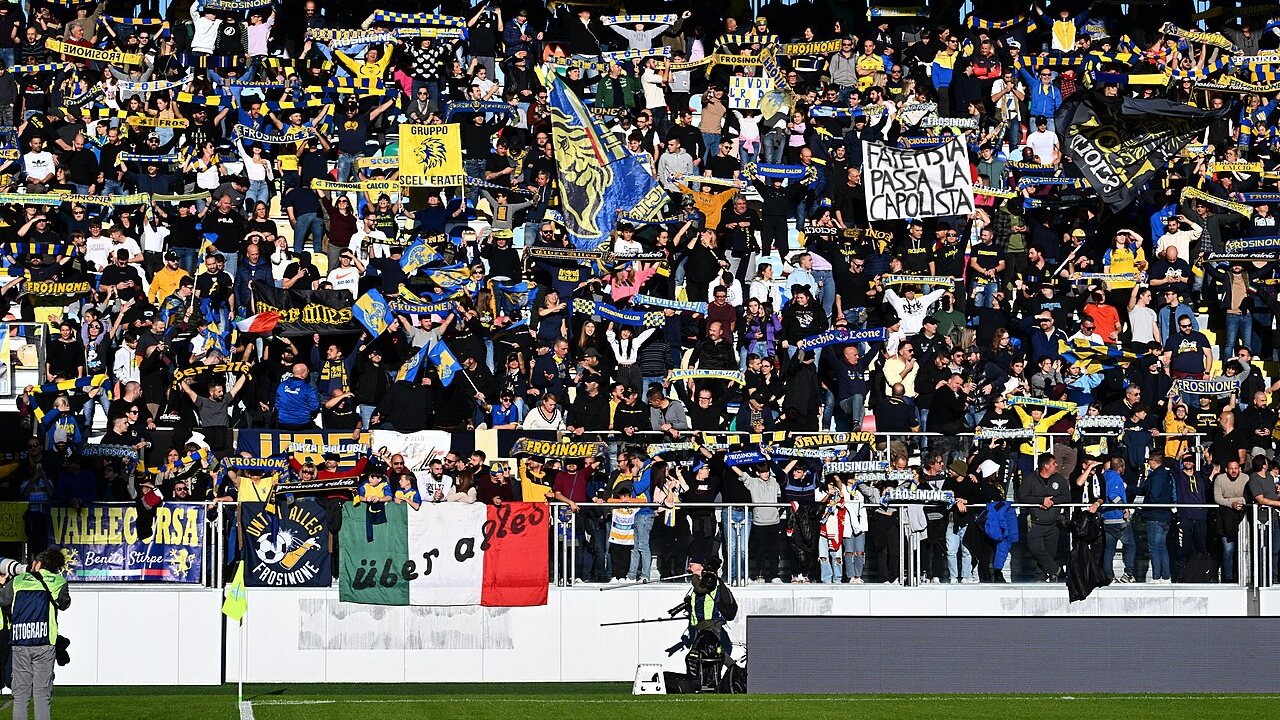 Frosinone Calcio Benito Stirpe vs Cagliari 27 11 Curva Nord Sciarpata Dsc