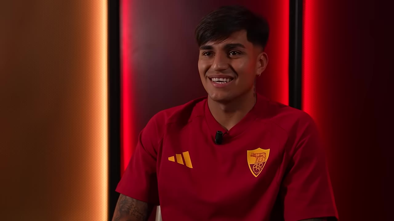 ✍️ Welcome Santiago! | Castro's first interview in the Giallorossi kit 🎙️