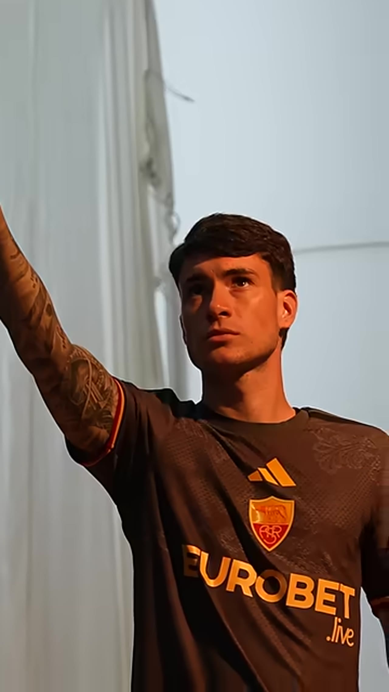 Giocatore col braccio alzato sul set