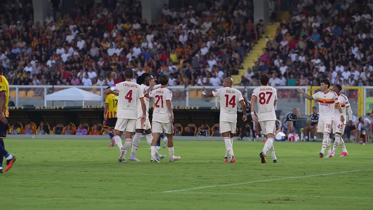 Giocatori si congratulano dopo il gol