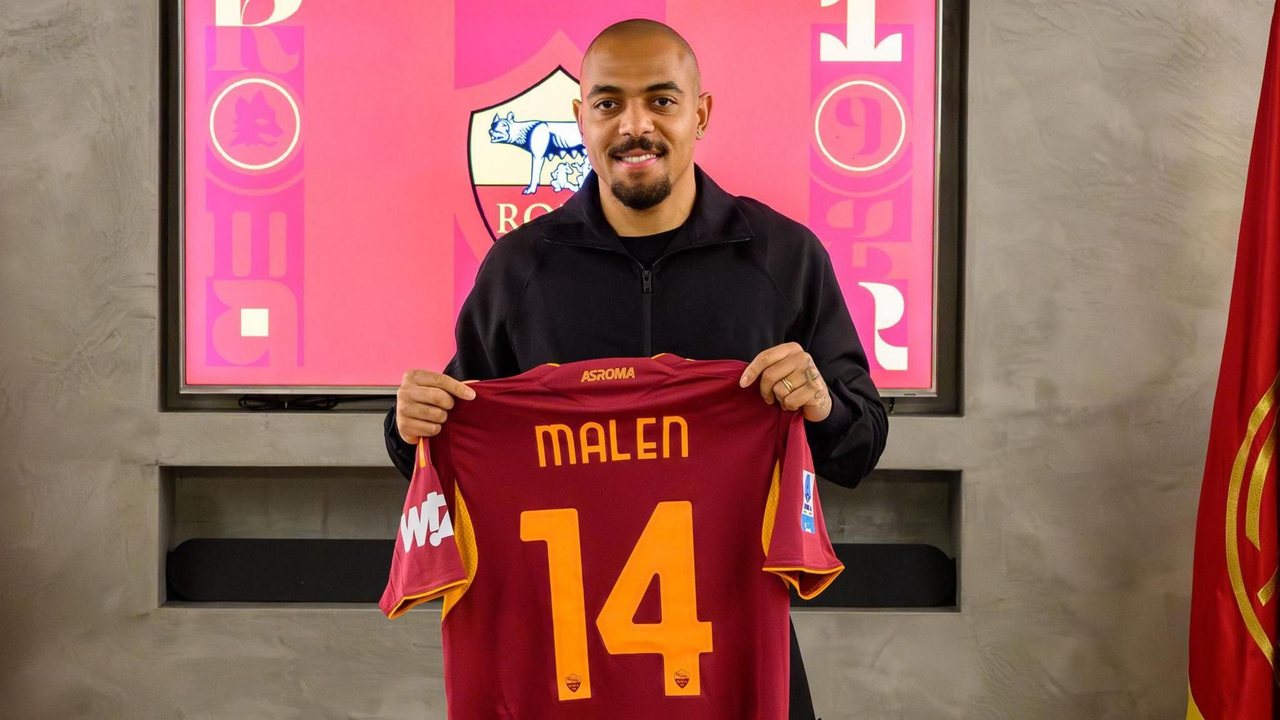 Malen con la maglia del AS Roma