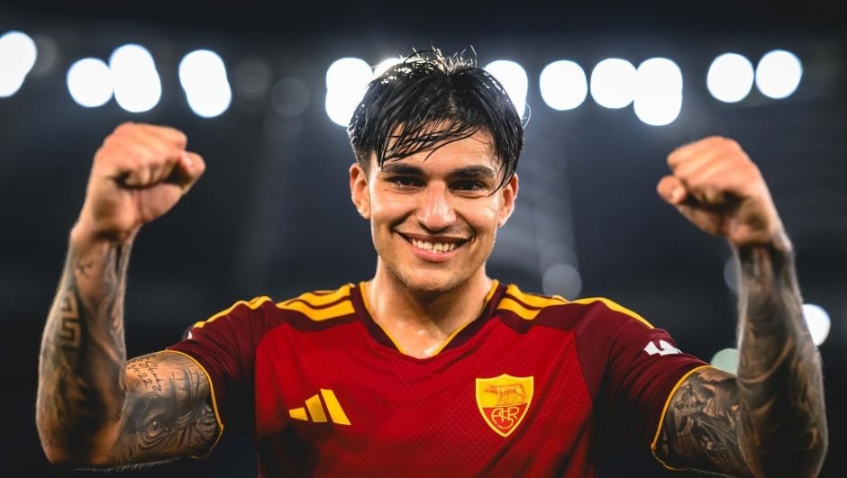 ROME, ITALY - OCTOBER 17: Santiago Castro of AS Roma celebrates the victory after the Seri