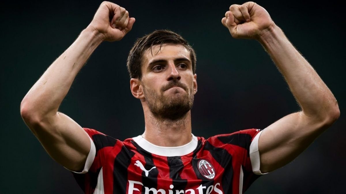 Gabbia con la maglia del Milan