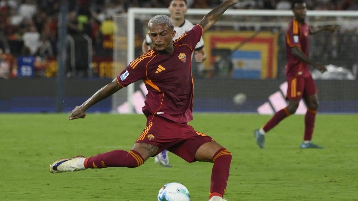 Wesley con la maglia del Roma