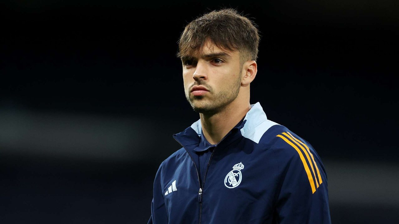 Asencio con la maglia del Real Madrid